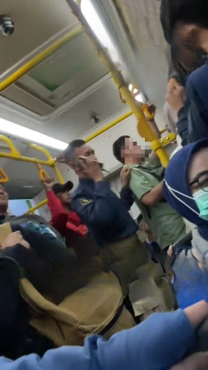 Cecair Menitis Ke Kaki Wanita Dalam Bas Awam, 2 Lelaki Songsang Puaskan Nafsu