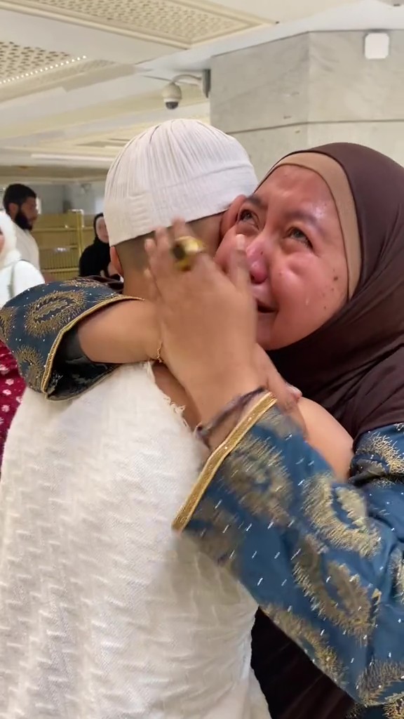 Anak Meninggal 3 Tahun Lalu, Wanita Hiba Terjumpa Insan Serupa Ketika Tawaf
