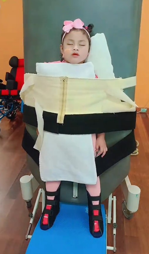 “Kami Takkan Maafkan Doktor” – Anak Sihat Kini Jadi OKU Setelah Hidap Meningitis