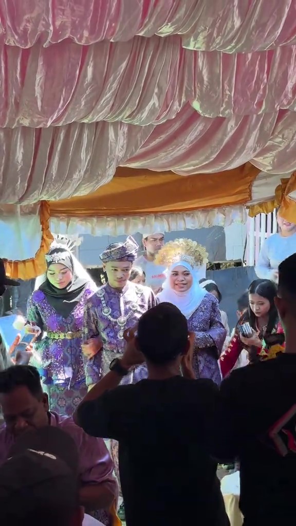 Baru Berusia 20-an, Suami Bawa 2 Isteri Bersanding Serentak Di Pelaminan