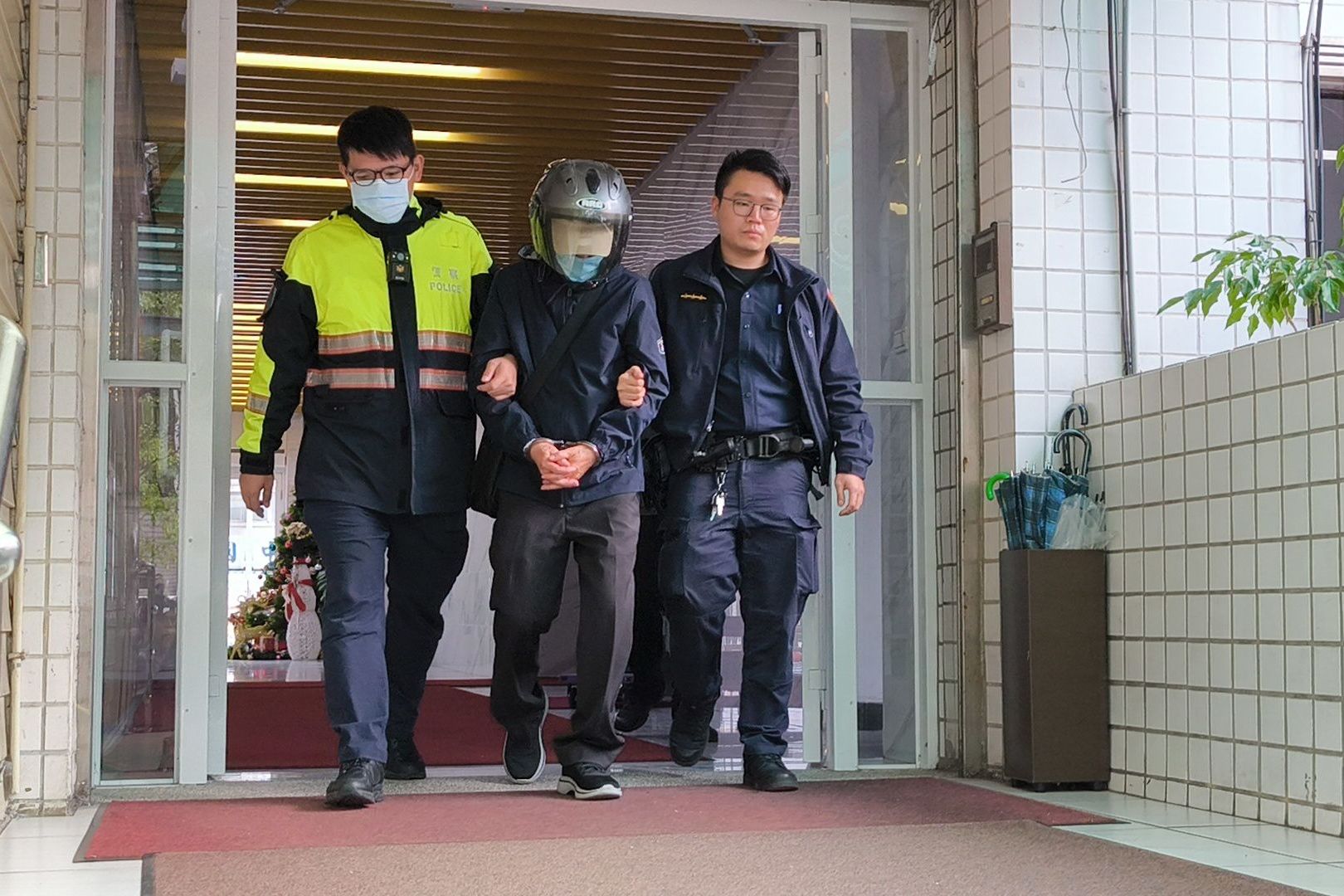 Tekanan Jaga Isteri Terlantar, Pesara Arkitek Tolak Dari Tingkat 14 & Serah Diri