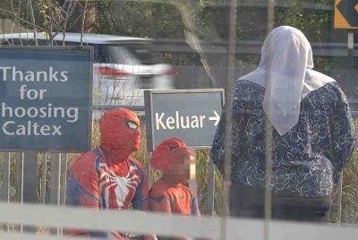 “Saya Terus Marah Bapa Angkat…Kenapa Perlakukan Anak Saya Begitu” – IBU