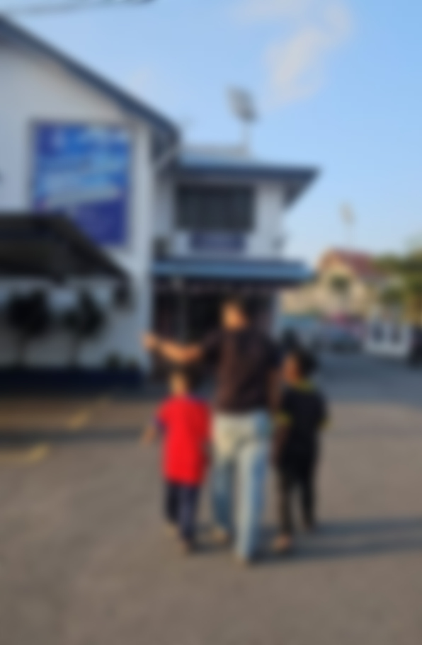 Bapa Solat Berjemaah, Anak Susun Selipar Diminta Teman Ke Tandas, Seluar Dilucut