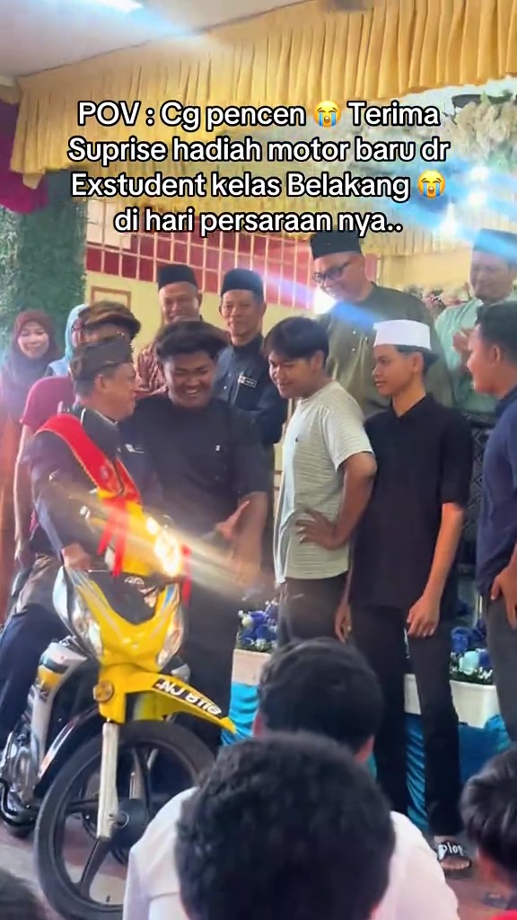 ‘Budak’ Kelas Belakang Hadiahkan Guru Pencen Motosikal Baru-“Benci Tanda Sayang”