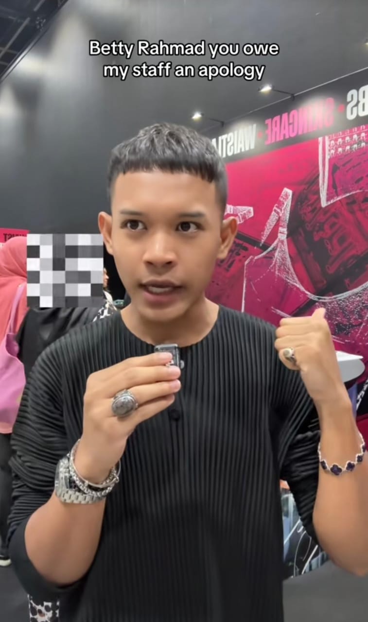 Peniaga Booth Singapura Dakwa Betty Rahmad Biadab, Pekik Staf Di Khalayak Ramai