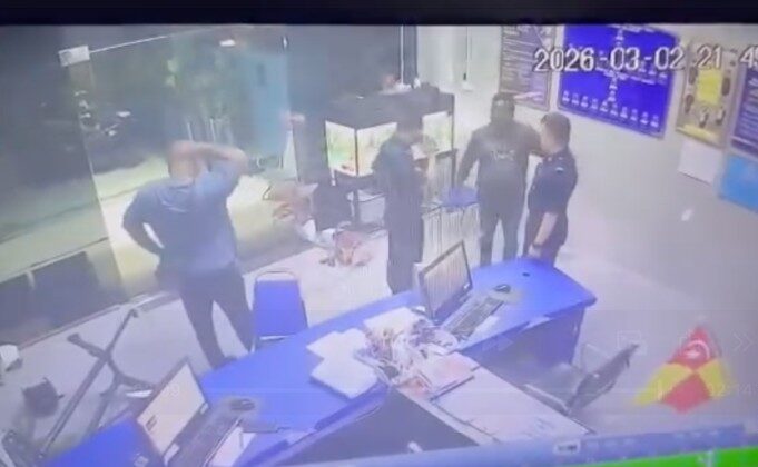 Berlagak Gangster Dalam Balai, Polis Dedah Kejadian Sebenar 5 Lelaki Di Klang