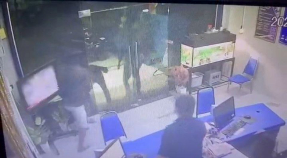Berlagak Gangster Dalam Balai, Polis Dedah Kejadian Sebenar 5 Lelaki Di Klang