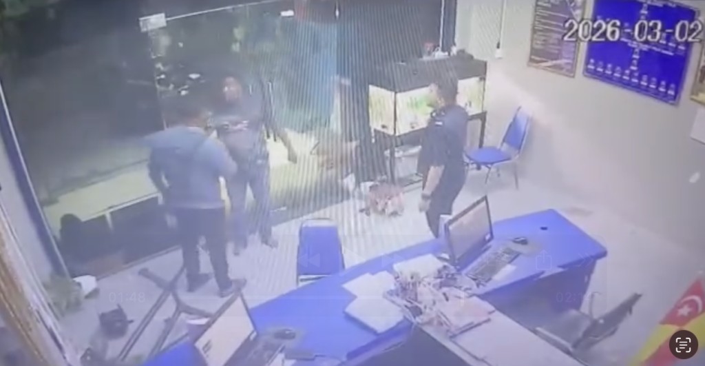 Berlagak Gangster Dalam Balai, Polis Dedah Kejadian Sebenar 5 Lelaki Di Klang