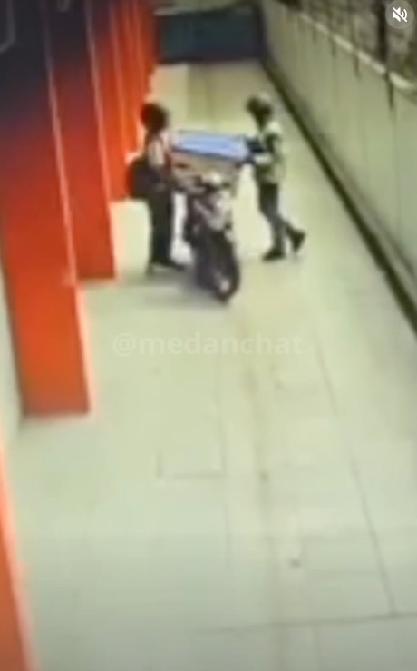 Rakaman CCTV Di Hotel OYO, 2 Pelaku Angkut Storage Box Berisi Tubuh Gadis Muda