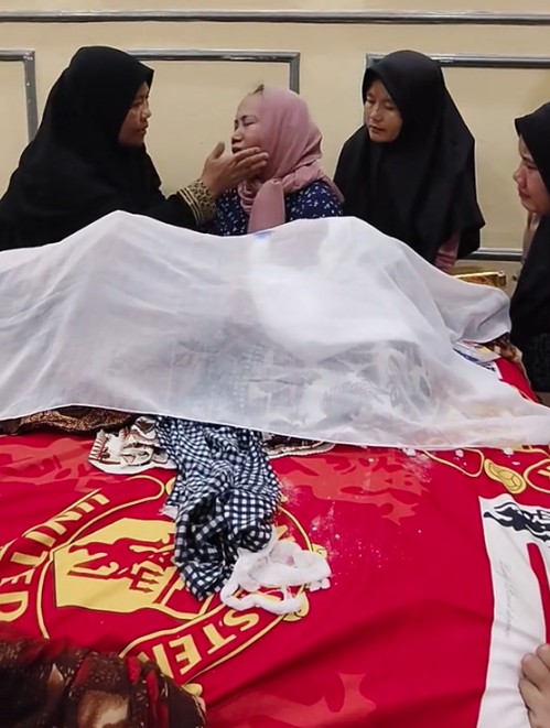 Ibu Berduka Anak Meninggal Dunia, Namun Perbuatan ‘Acik Baju Hitam’ Undang Kesal