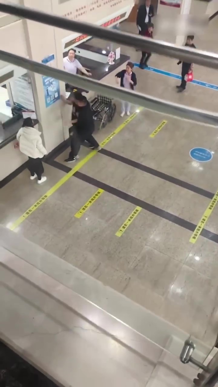 Isteri Hamil Diperiksa Doktor Lelaki, Suami Hantuk Dinding, Jerit Minta Cerai