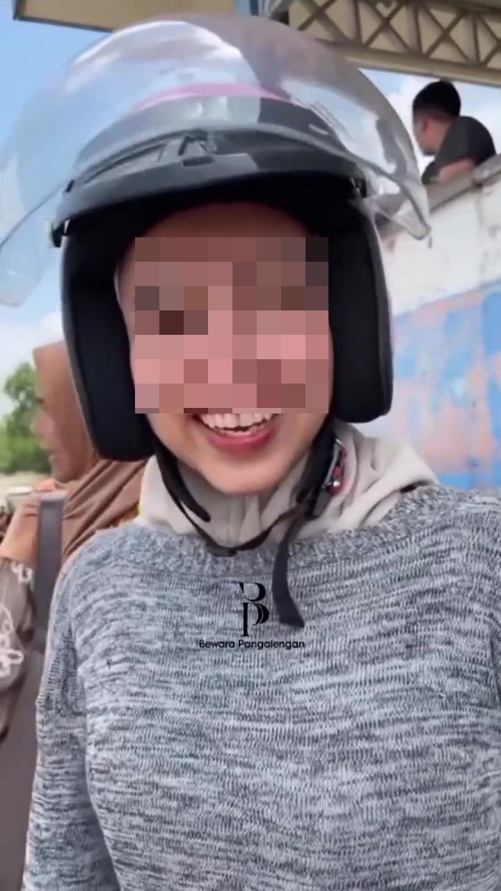 Gadis Ejek Outfit “Kampung”, Remaja Ini Rupanya Kehilangan Ibu Pada Malam Raya