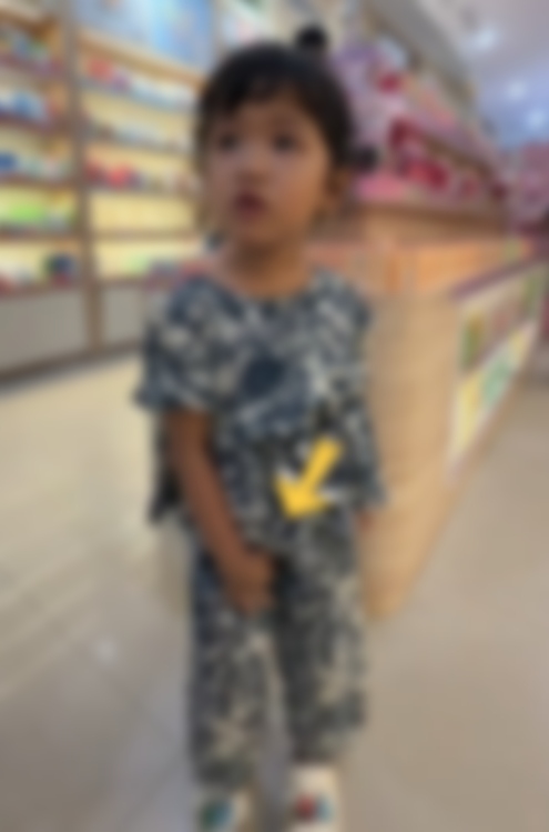 Ibu Berbelanja Di Kedai Makeup, Anak Perempuan Dicubit “Bawah” Oleh Budak Lelaki