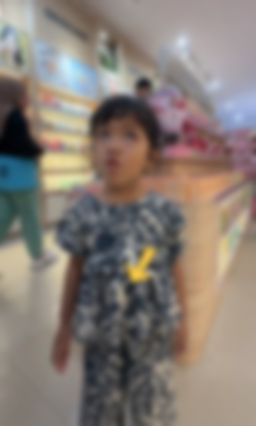 Ibu Berbelanja Di Kedai Makeup, Anak Perempuan Dicubit “Bawah” Oleh Budak Lelaki