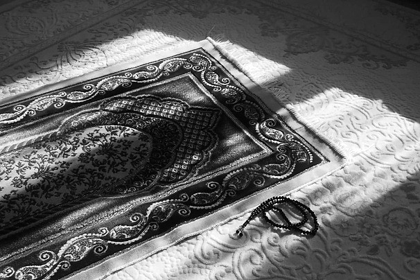 Ibu Sedang Bersujud, Anak Bujang Datangi & Lampiaskan Nafsu