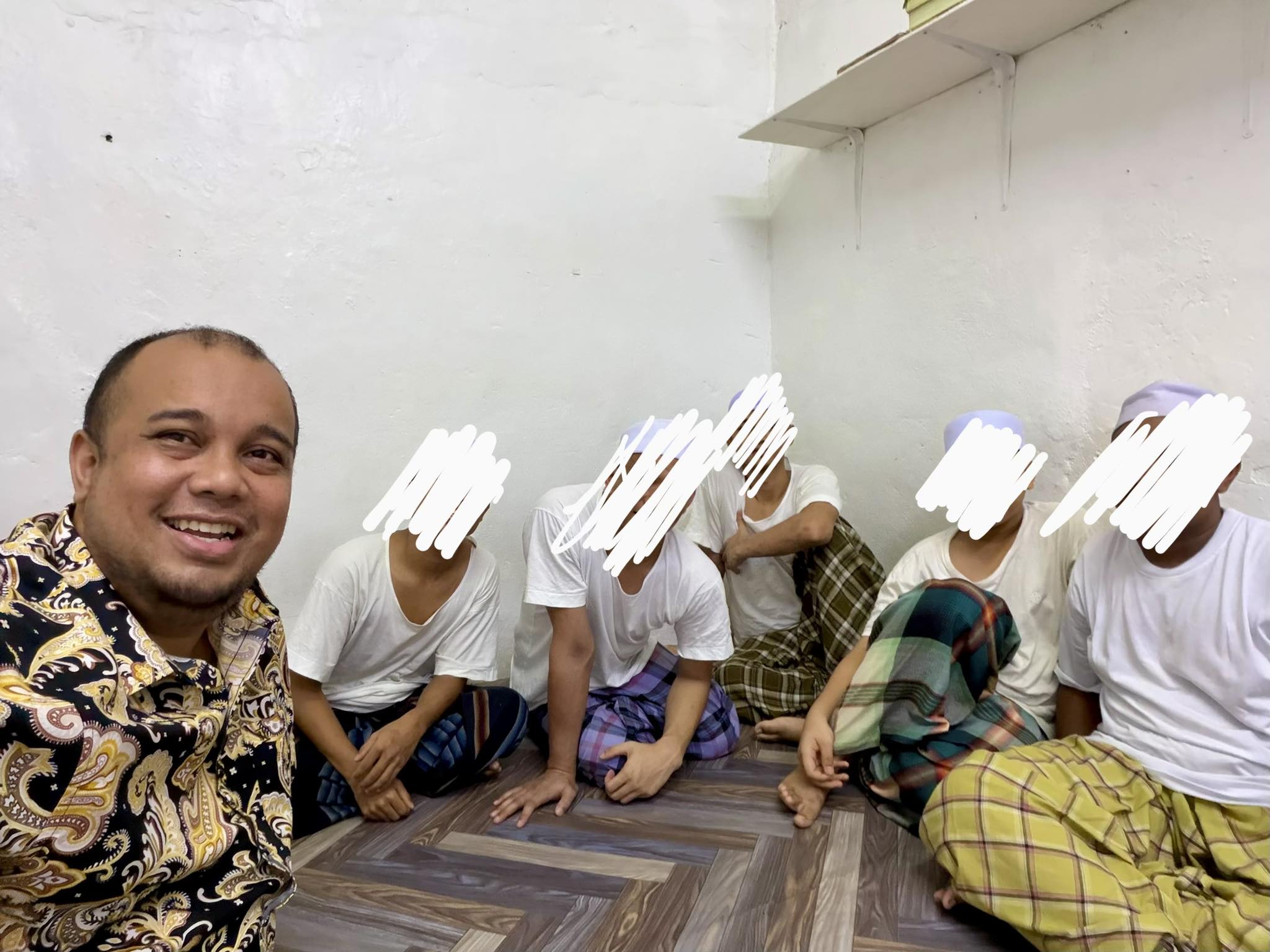 Ibu Sedang Bersujud, Anak Bujang Datangi & Lampiaskan Nafsu