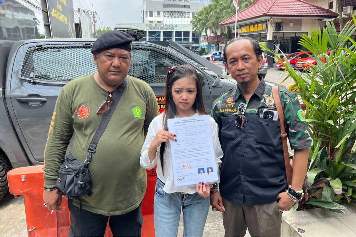 Terperanjat Lihat ‘Alat Palsu’ Pada Malam Pertama, Suami Rupaya Wanita Tulen