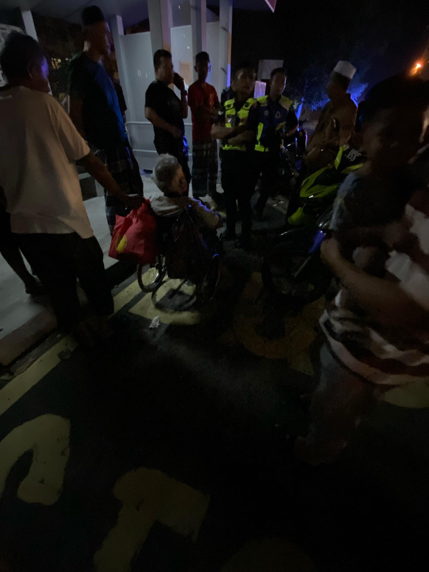 Air Mata Hujung Syawal, Anak Buang Bapa Di Bus Stop, 2 Lagi Anak Di Australia