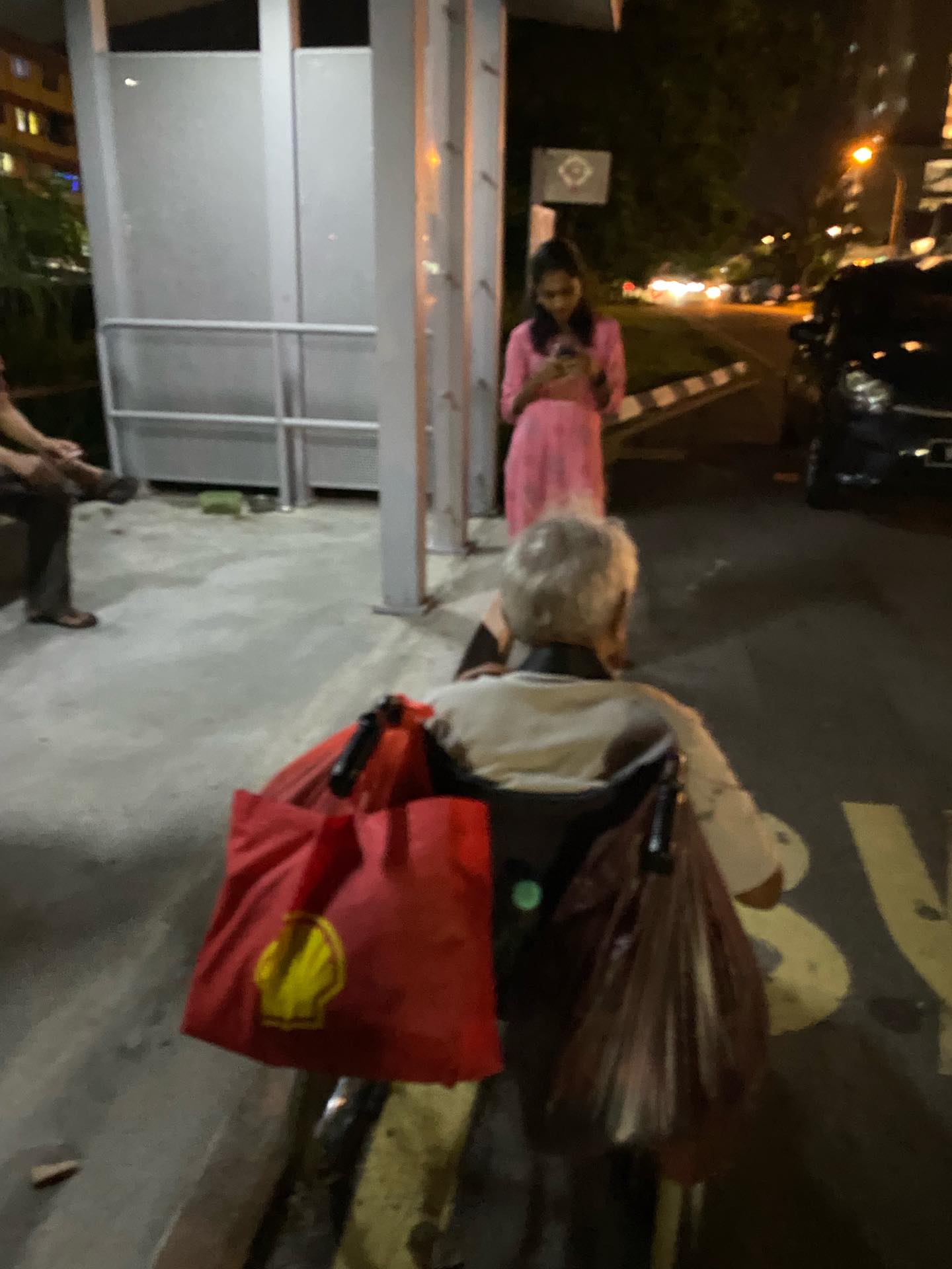 Air Mata Hujung Syawal, Anak Buang Bapa Di Bus Stop, 2 Lagi Anak Di Australia