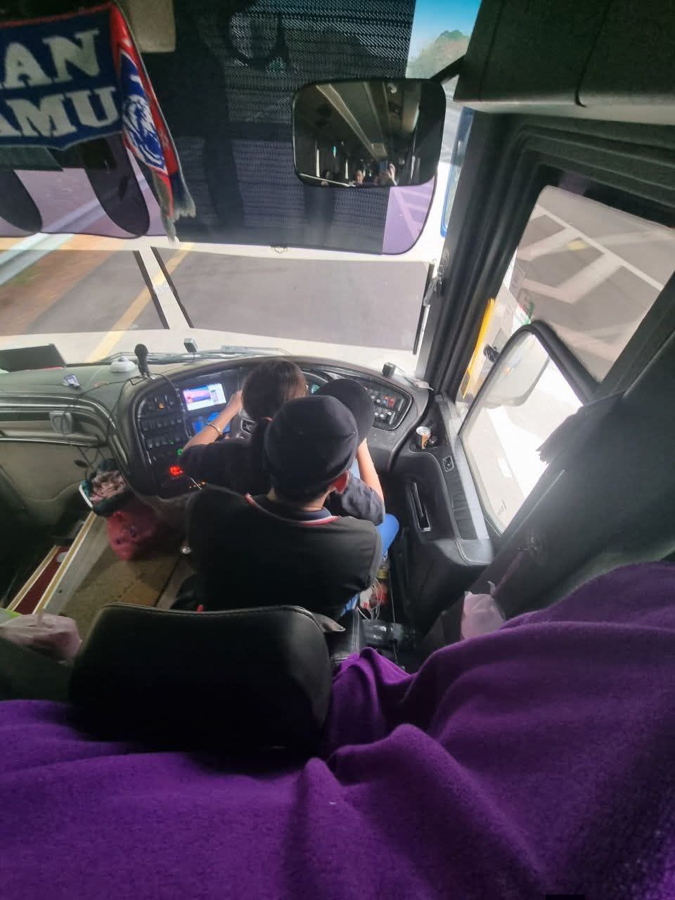 Pemandu Bas Pangku Wanita Rupanya “Suami Orang”, Dibuang Kerja & Disiasat JPJ