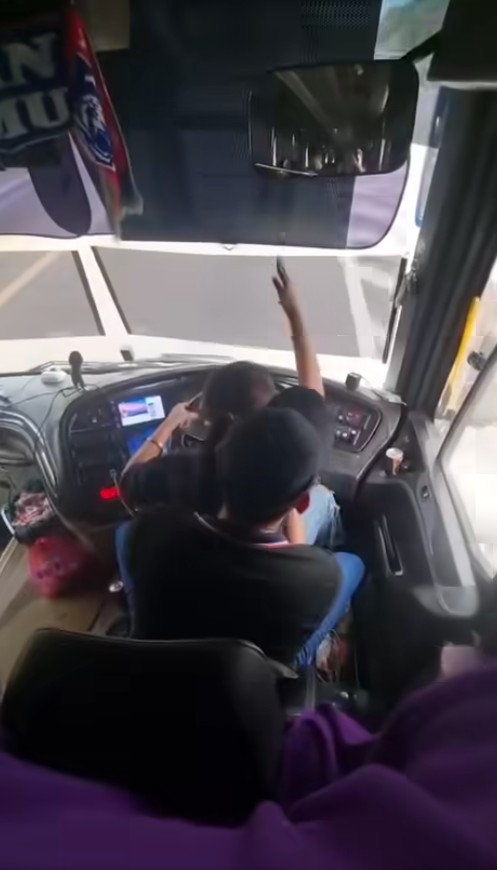 Pemandu Bas Pangku Wanita Rupanya “Suami Orang”, Dibuang Kerja & Disiasat JPJ