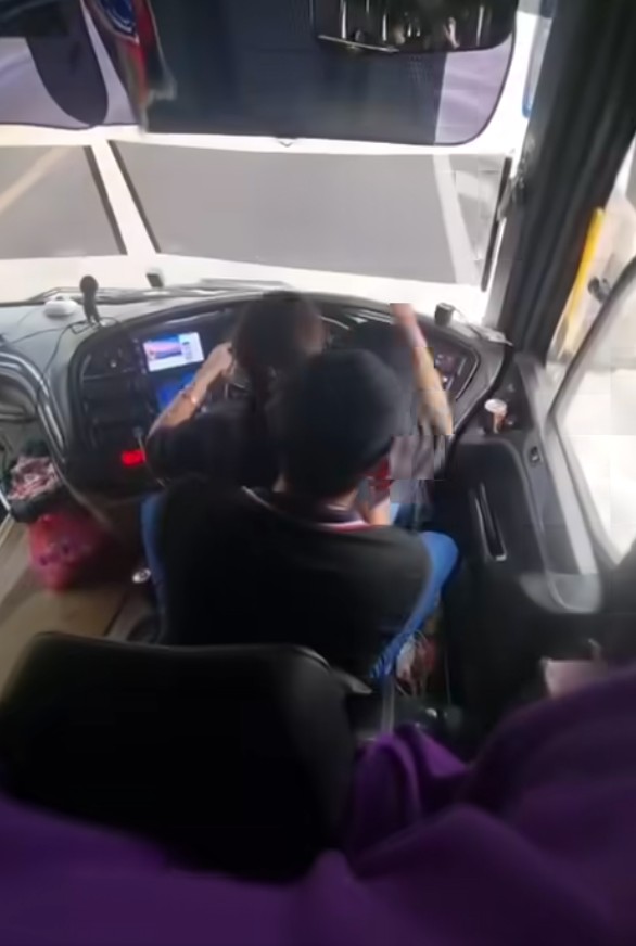 Pemandu Bas Pangku Wanita Rupanya “Suami Orang”, Dibuang Kerja & Disiasat JPJ