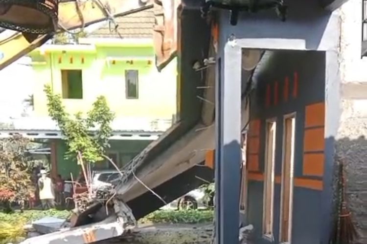 Tak Jadi Kahwin, Wanita Robohkan Rumah Yang Dibina Atas Tanah Bakal Suami