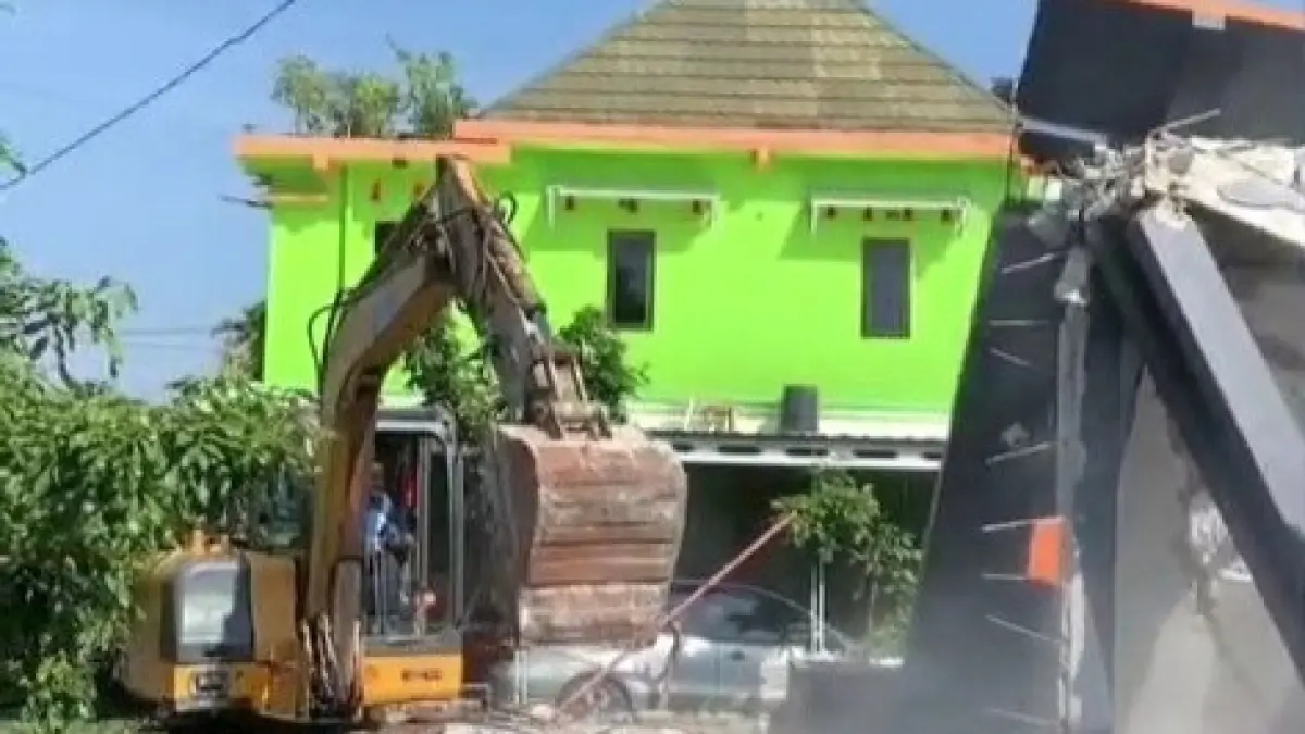 Tak Jadi Kahwin, Wanita Robohkan Rumah Yang Dibina Atas Tanah Bakal Suami