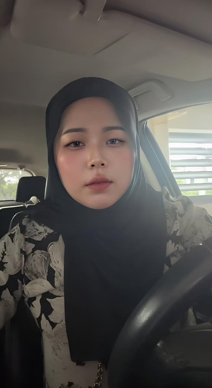 Wanita Menggigil Ketakutan, Lelaki Hendap Dari Atas Tandas LRT