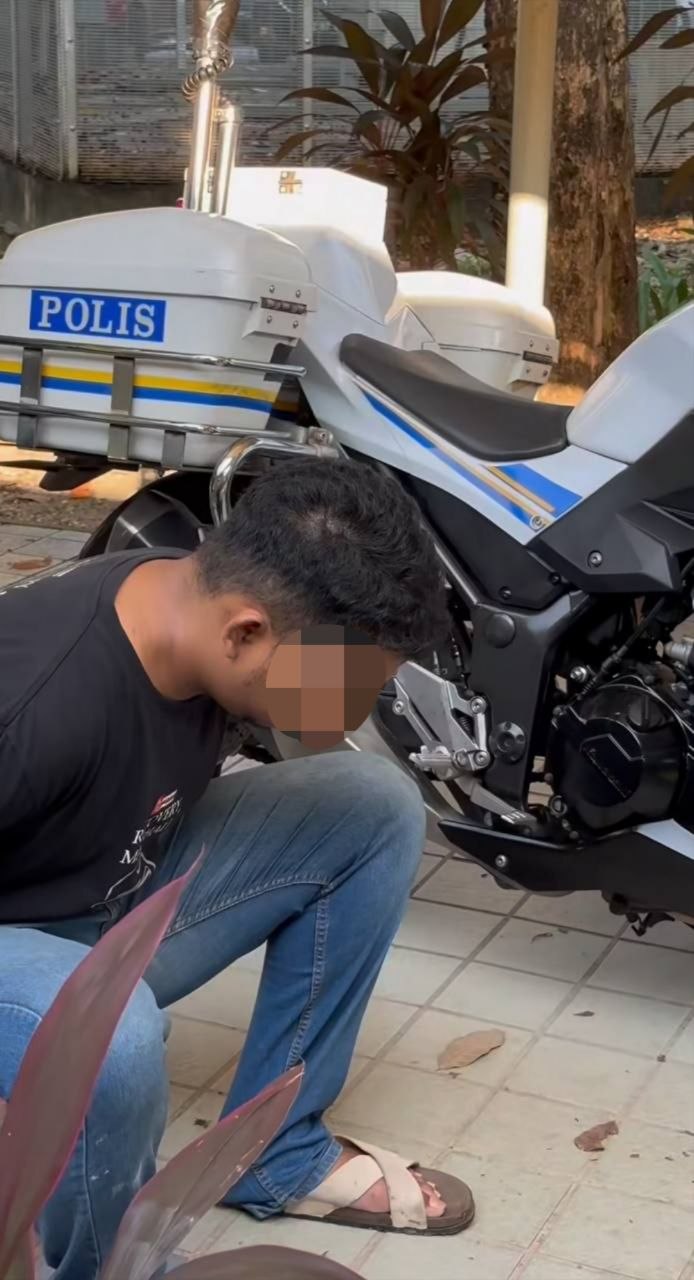 Wanita Menggigil Ketakutan, Lelaki Hendap Dari Atas Tandas LRT