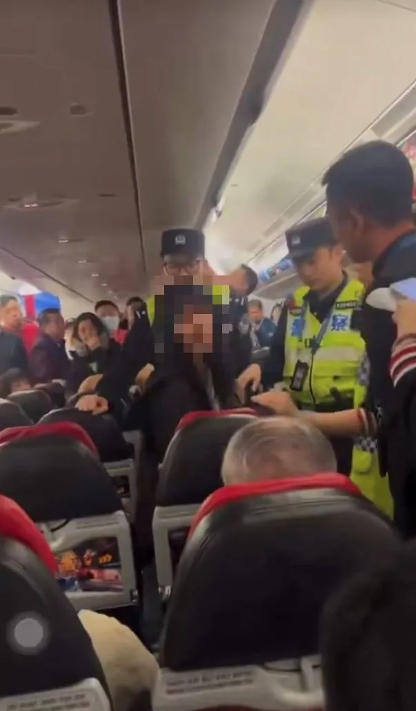 Penumpang China Kesal Kru Air Asia Tak Reti Bahasa Mandarin, Ini Kisah Sebenar