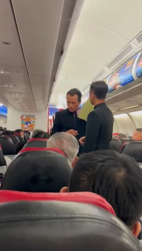 Penumpang China Kesal Kru Air Asia Tak Reti Bahasa Mandarin, Ini Kisah Sebenar