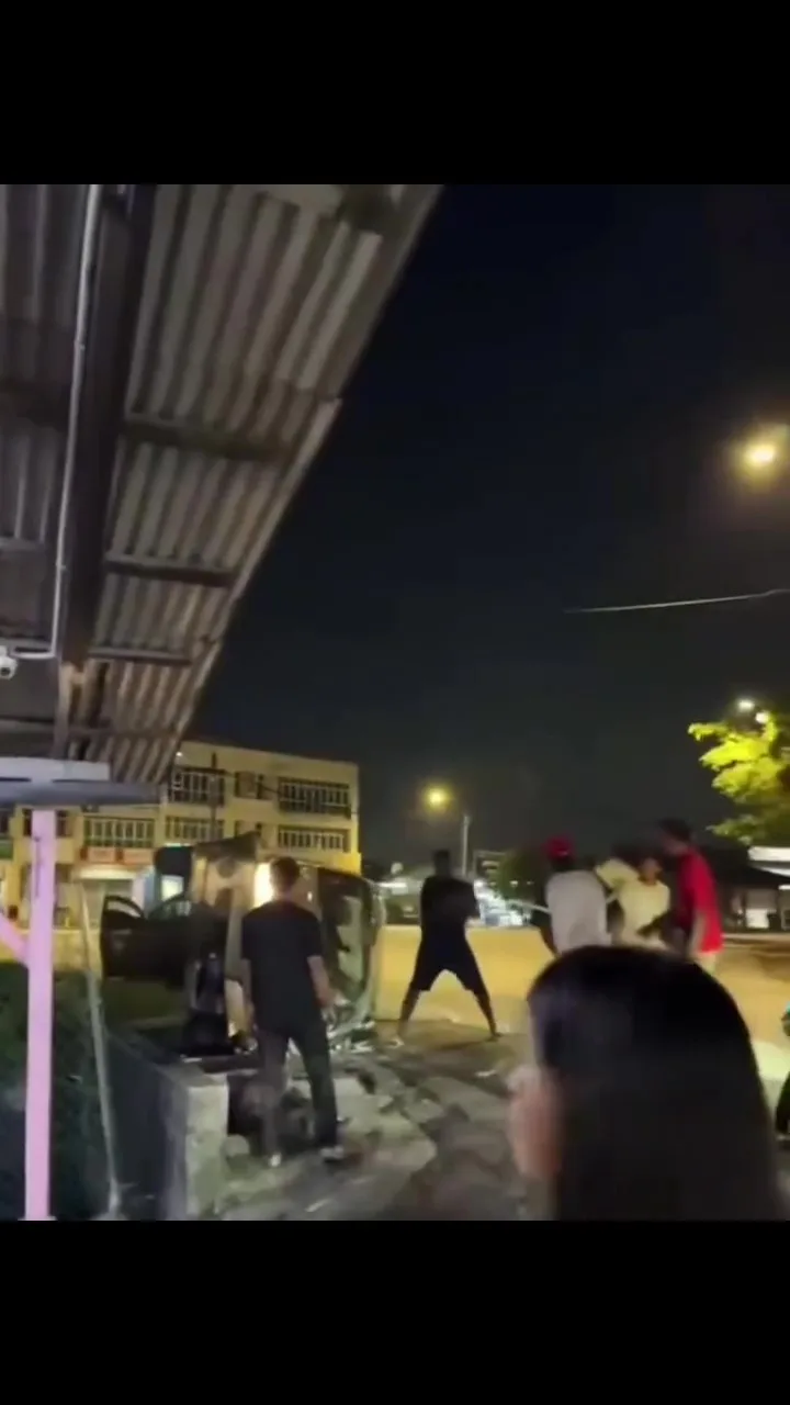 Orang Ramai Bantu Alih Tapi MPV Terbalik Ke Longkang, Warga Emas Meninggal Dunia