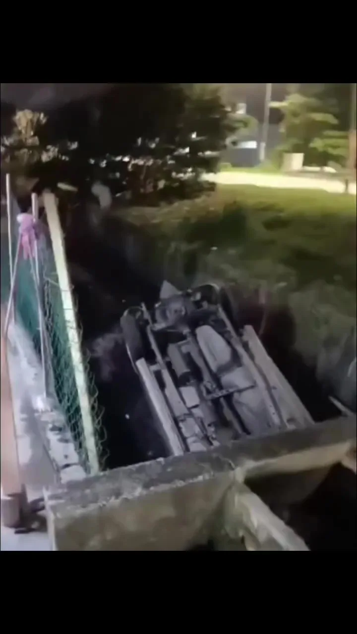 Orang Ramai Bantu Alih Tapi MPV Terbalik Ke Longkang, Warga Emas Meninggal Dunia