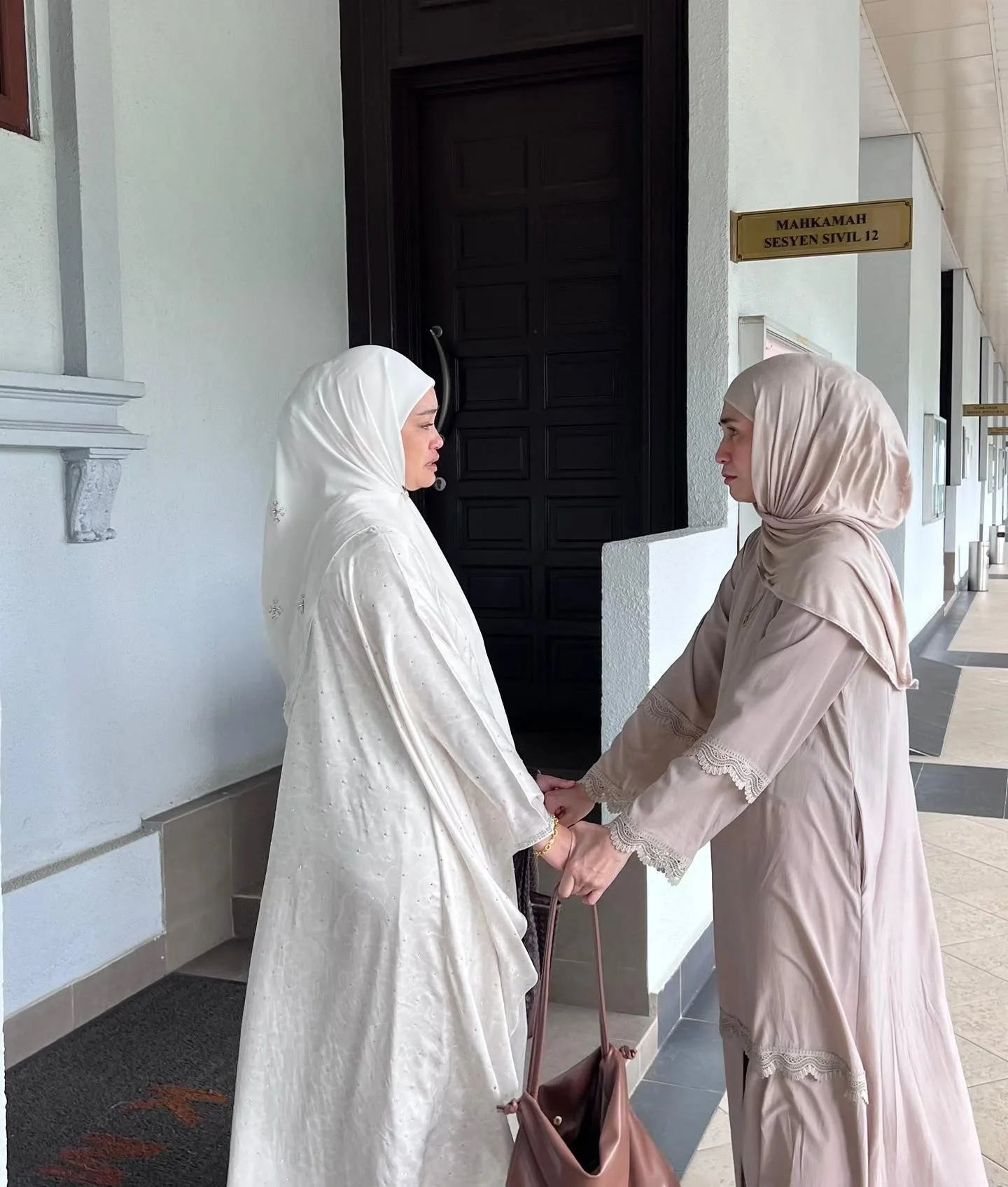 Menangis Luar Mahkamah, Sengketa Izreen Azminda & Intan Salleh Kini Berakhir