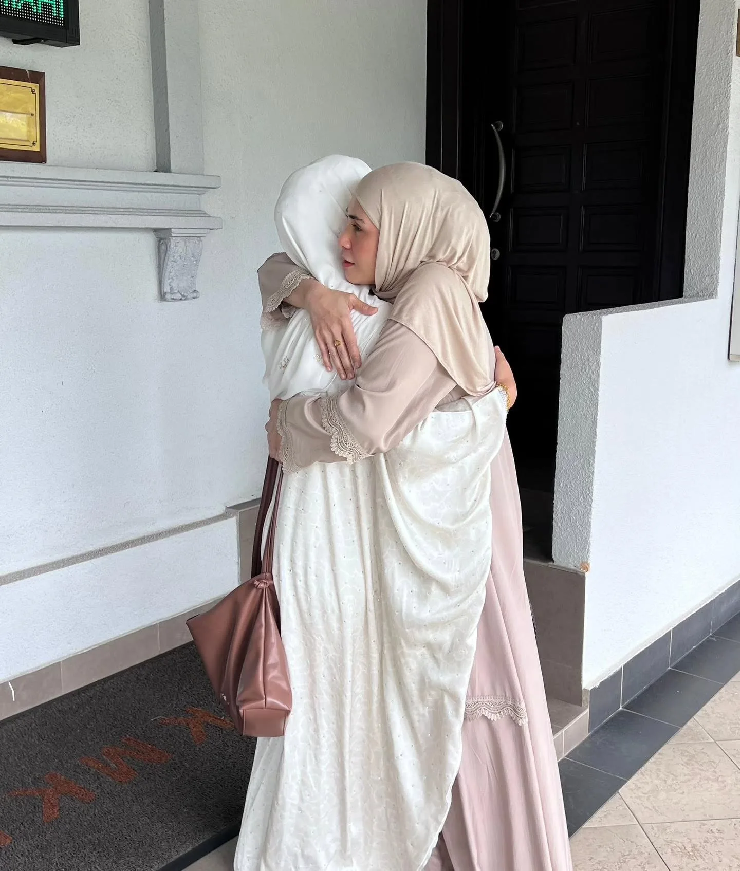 Menangis Luar Mahkamah, Sengketa Izreen Azminda & Intan Salleh Kini Berakhir