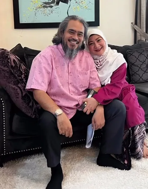 780 Hari Pemergian Isteri, Suami Setia Ziarah Bawa Bunga…”Tiada Tolok Tanding”