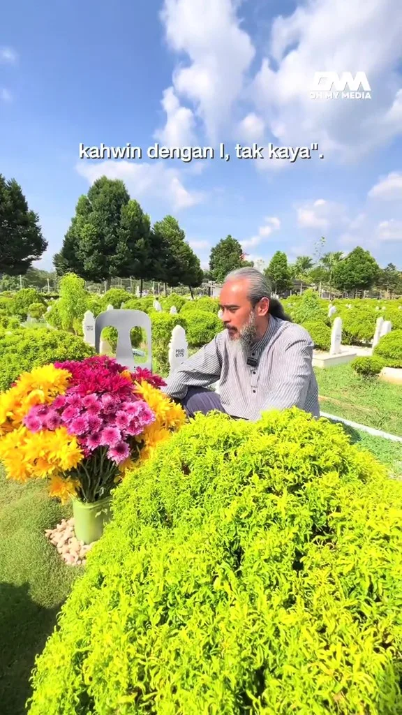 780 Hari Pemergian Isteri, Suami Setia Ziarah Bawa Bunga…”Tiada Tolok Tanding”