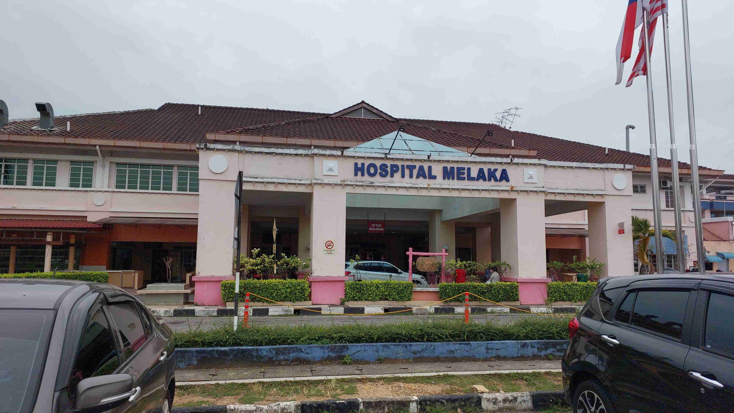 [MELAKA] Kawan Baling Kasut Ke Bumbung, Budak Darjah 5 Tergelincir Dari Koridor