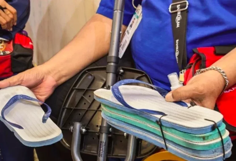 Kaki Sebelah Pendek Akibat Barah, Suami Ubah Suai Selipar Demi Isteri Tunai Haji