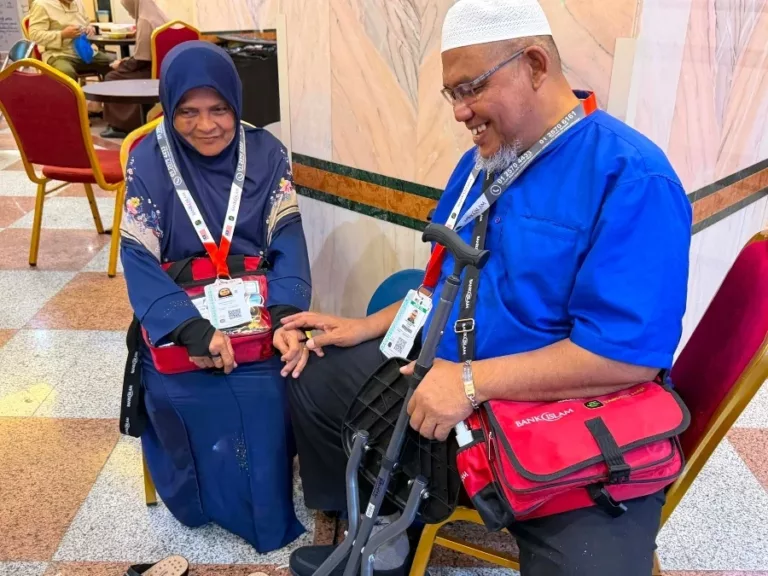 Kaki Sebelah Pendek Akibat Barah, Suami Ubah Suai Selipar Demi Isteri Tunai Haji