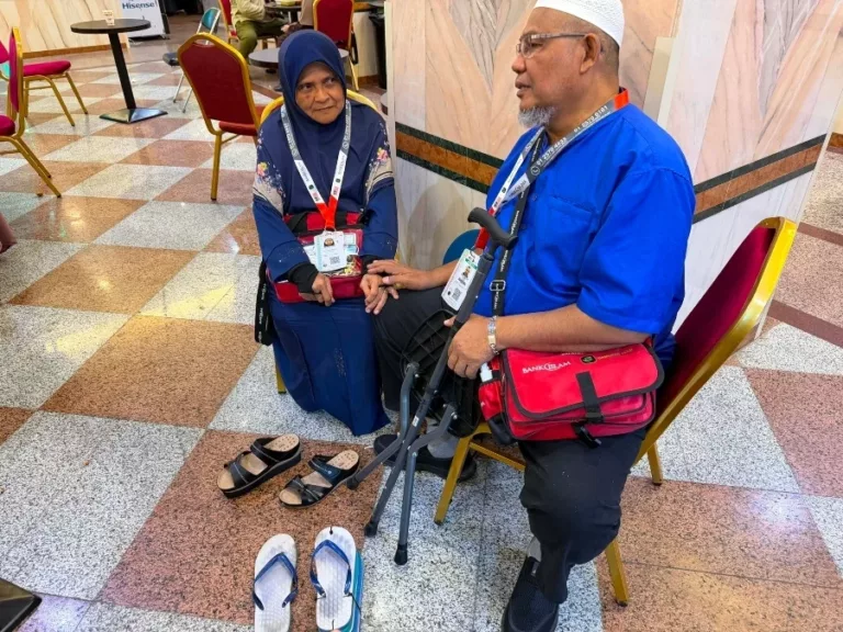 Kaki Sebelah Pendek Akibat Barah, Suami Ubah Suai Selipar Demi Isteri Tunai Haji
