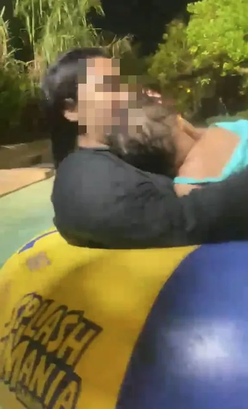 [MELAKA] Wanita Bawa Anak Ke Pesta Buih Malam Hari, Berendam Air Hingga Tertidur