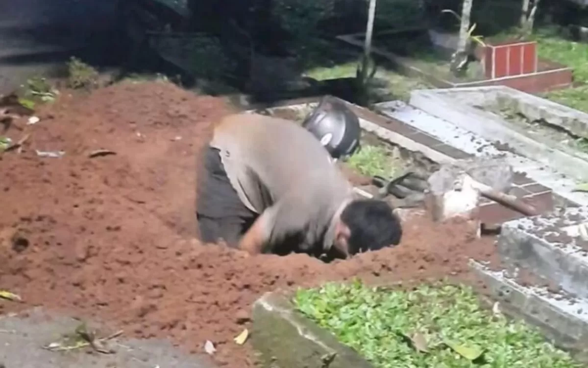 Terguris Dengan Kata-Kata Bapa Saudara, Anak Yatim Korek Semula Kubur Ibu