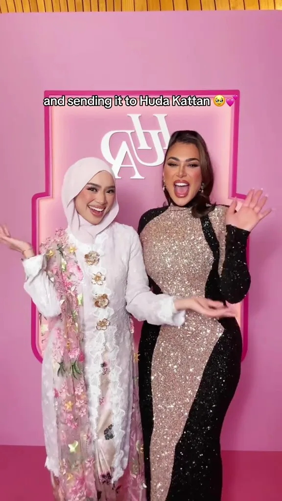Sofea Shra Bertemu Pengasas Kosmetik Popular Huda Kattan! Pakaikan Kebaya Klasik