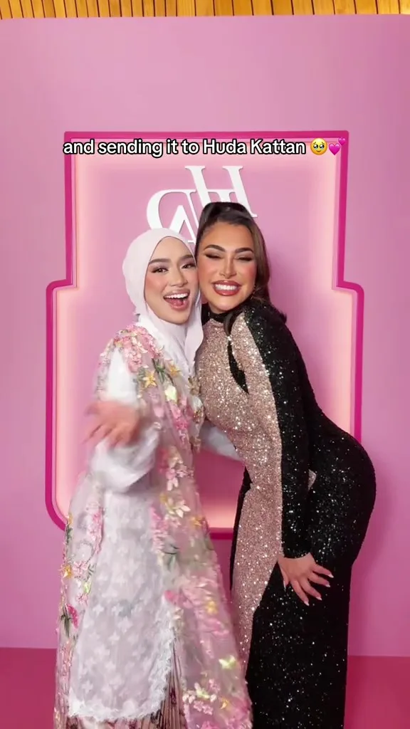 Sofea Shra Bertemu Pengasas Kosmetik Popular Huda Kattan! Pakaikan Kebaya Klasik