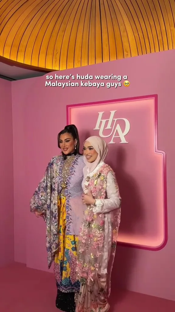 Sofea Shra Bertemu Pengasas Kosmetik Popular Huda Kattan! Pakaikan Kebaya Klasik