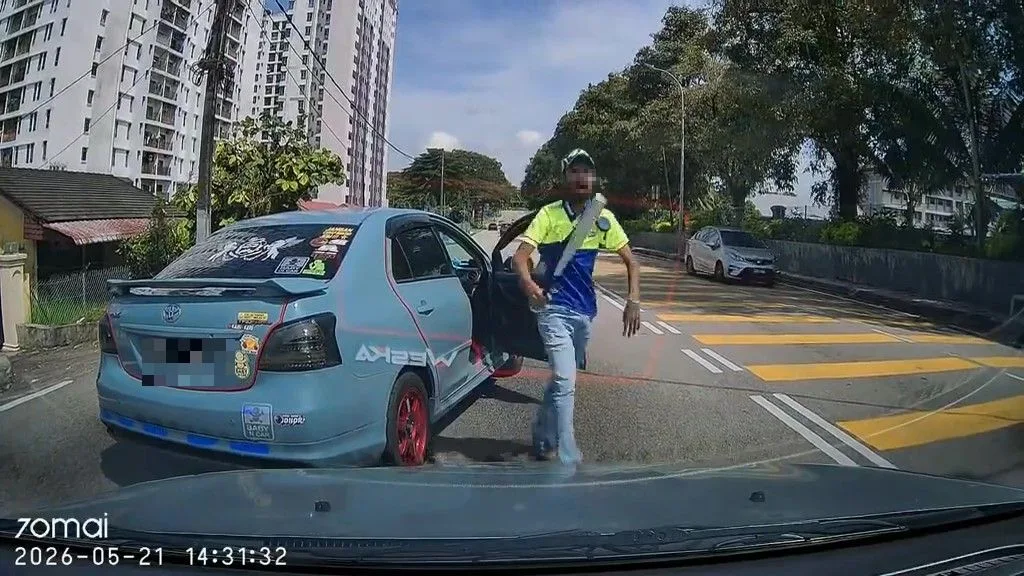 “You Tak Bagi Signal!” Bapa Dukung Anak, 4X Hayun Bat Besbol Pada Kereta Wanita