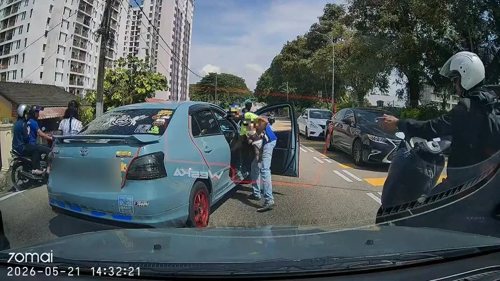 “You Tak Bagi Signal!” Bapa Dukung Anak, 4X Hayun Bat Besbol Pada Kereta Wanita