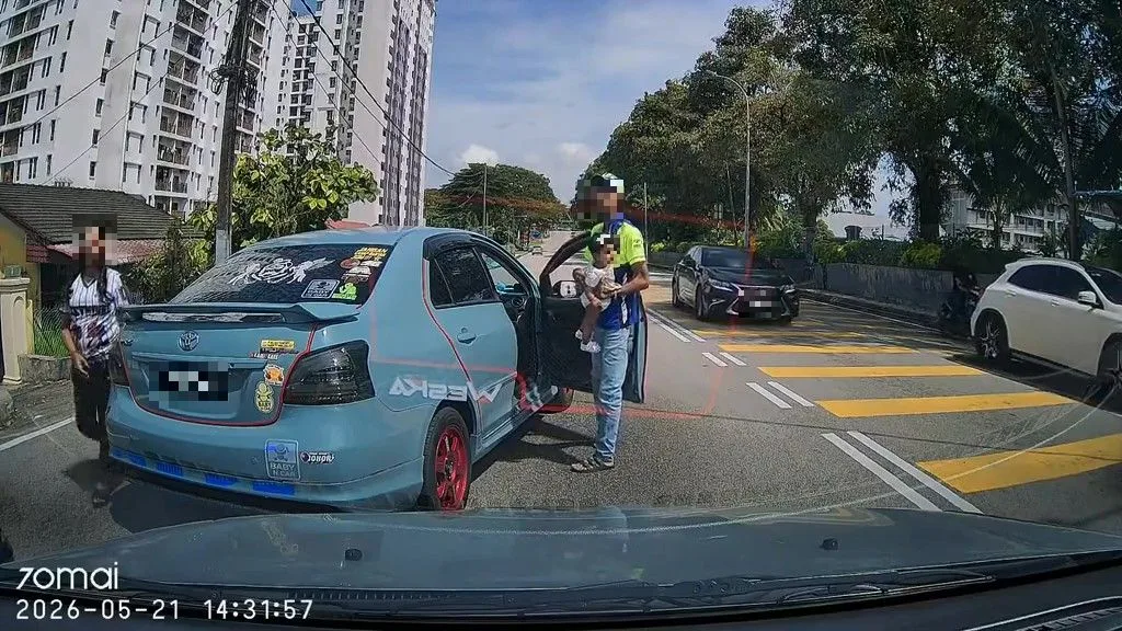 “You Tak Bagi Signal!” Bapa Dukung Anak, 4X Hayun Bat Besbol Pada Kereta Wanita